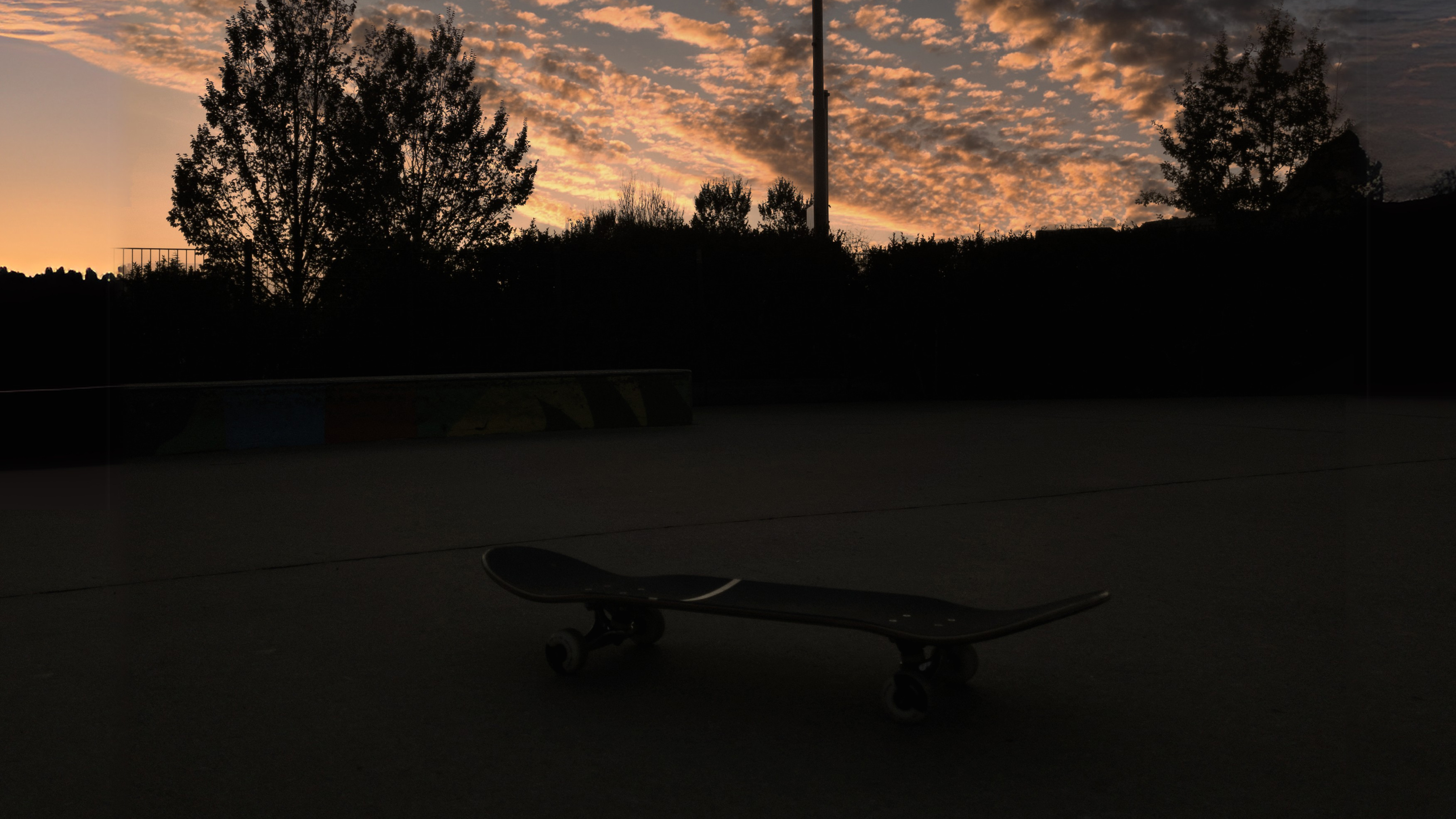 Photo de skateboard avec un coucher de soleil